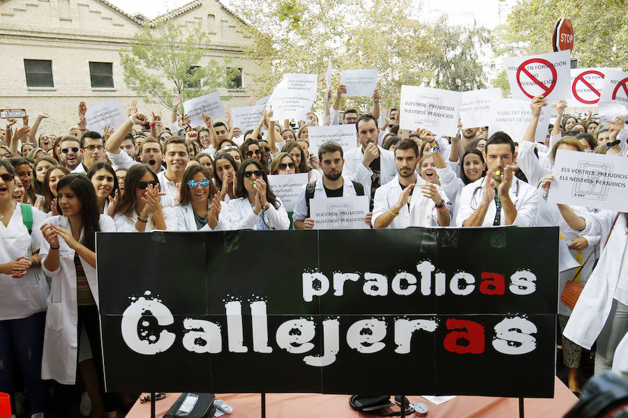 Protesta de los universitarios de las universidades privadas ante la problemática de las prácticas de sanidad