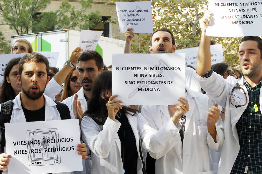 Protesta de los universitarios de las universidades privadas ante la problemática de las prácticas de sanidad