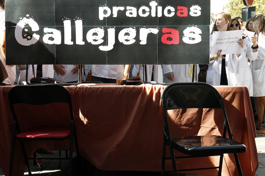 Protesta de los universitarios de las universidades privadas ante la problemática de las prácticas de sanidad