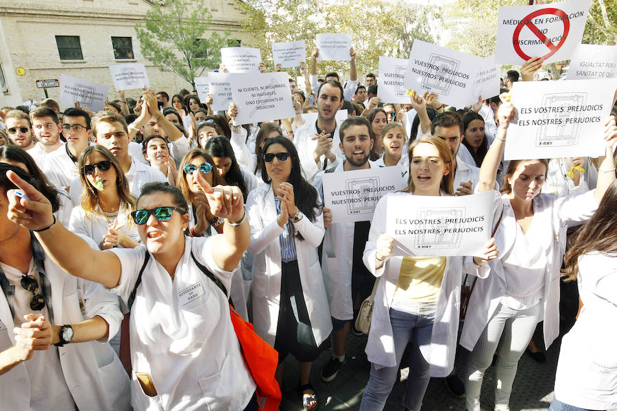 Protesta de los universitarios de las universidades privadas ante la problemática de las prácticas de sanidad