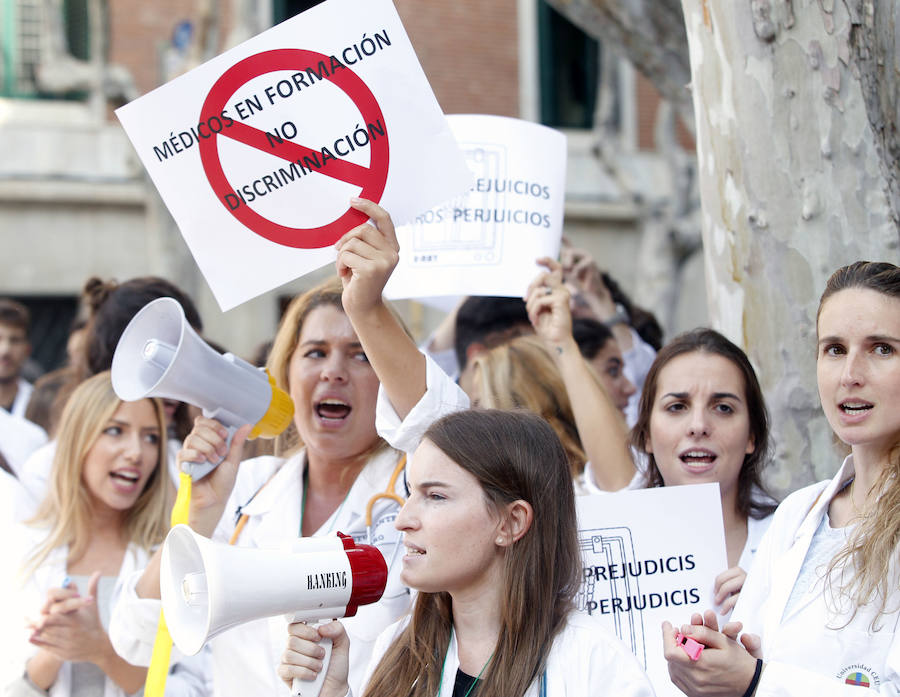 Protesta de los universitarios de las universidades privadas ante la problemática de las prácticas de sanidad