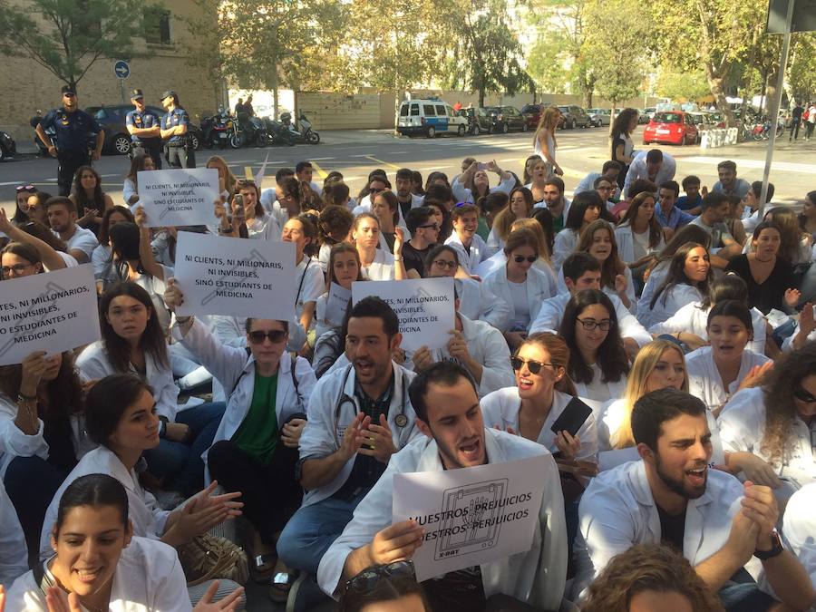 Protesta de los universitarios de las universidades privadas ante la problemática de las prácticas de sanidad