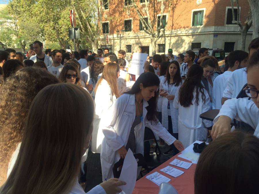 Protesta de los universitarios de las universidades privadas ante la problemática de las prácticas de sanidad