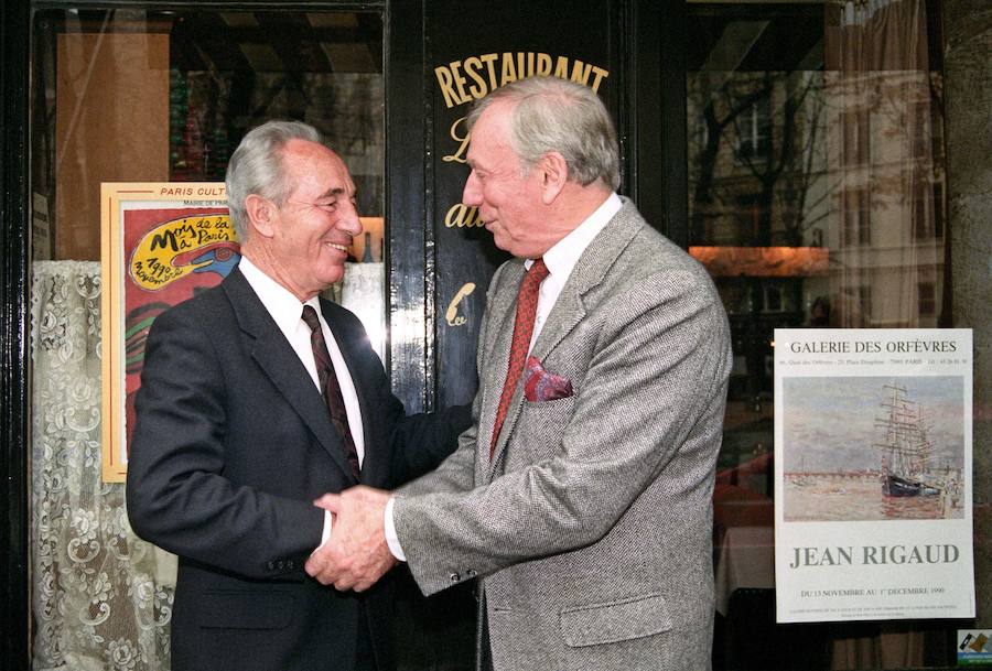 El expresidente israeslí Simón Peres con el actor francés Yves Montand después de un almuerzo en la Place Dauphine de París, en 1990.