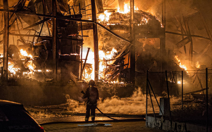 Incendio en una nave en el Polígono Industrial de Rabasa