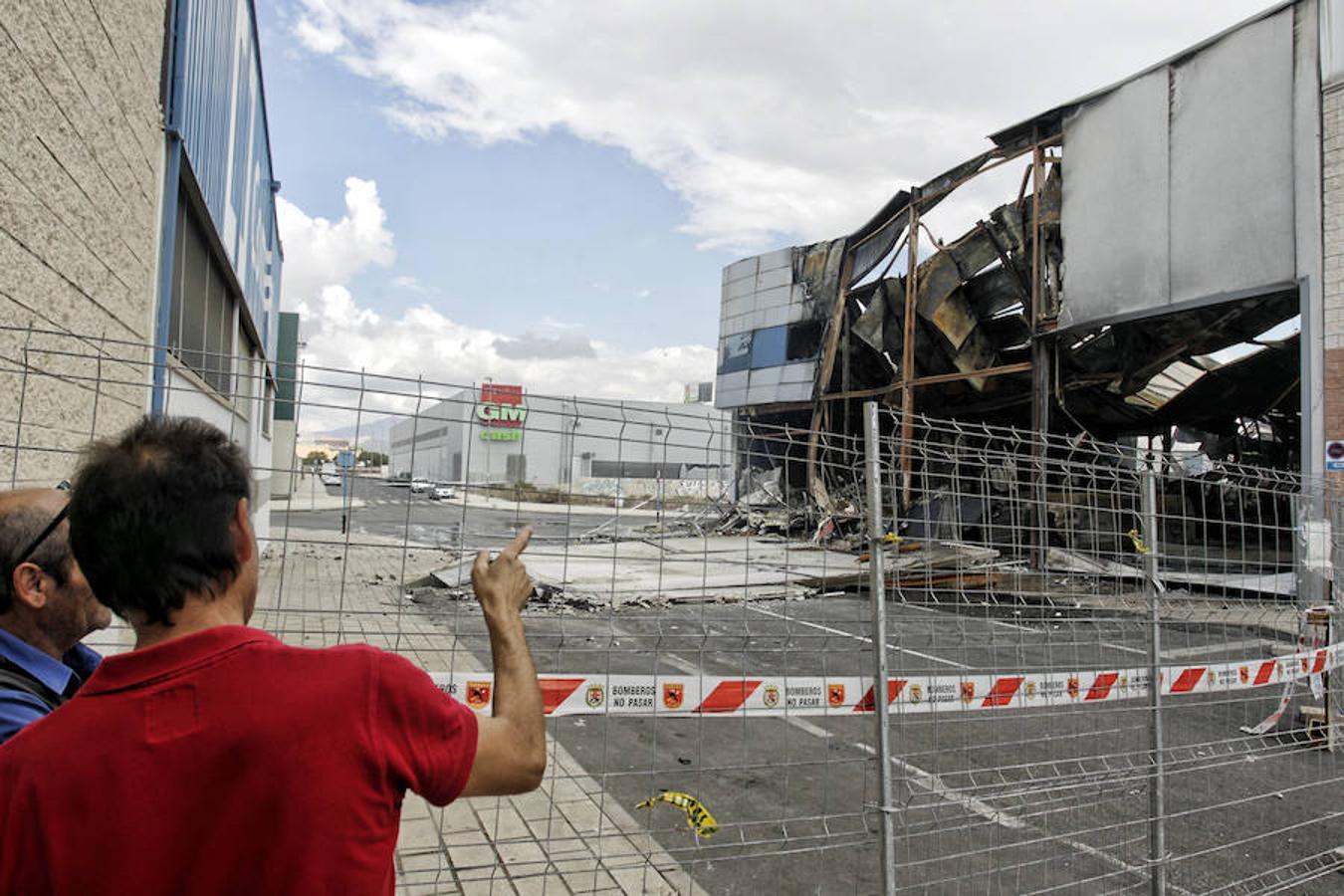 Así ha quedado la nave calcinada en el polígono de Rabasa