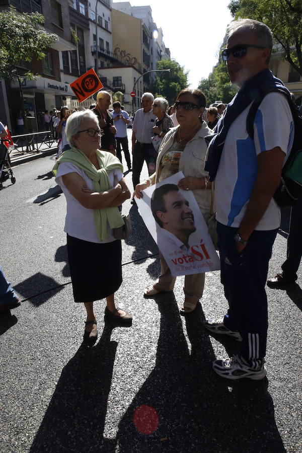 Los militantes del PSOE se agolpan en Ferraz