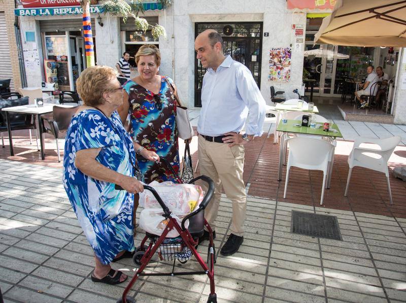 Gabriel Echávarri visita el barrio de La Florida