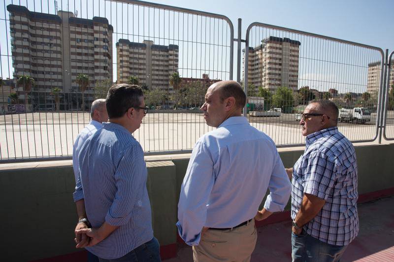 Gabriel Echávarri visita el barrio de La Florida