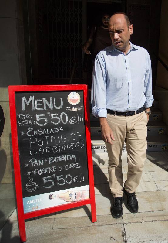 Gabriel Echávarri visita el barrio de La Florida