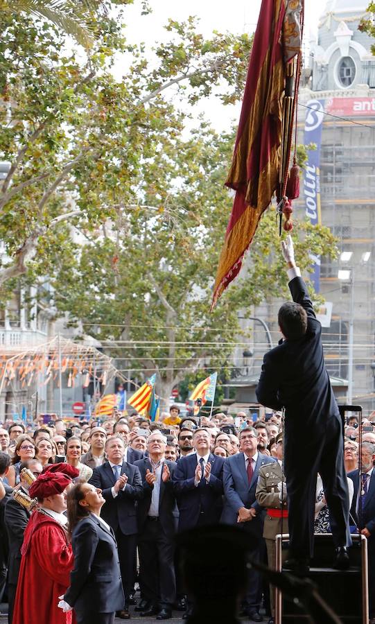 Miles de personas aplauden el paso de la Senyera