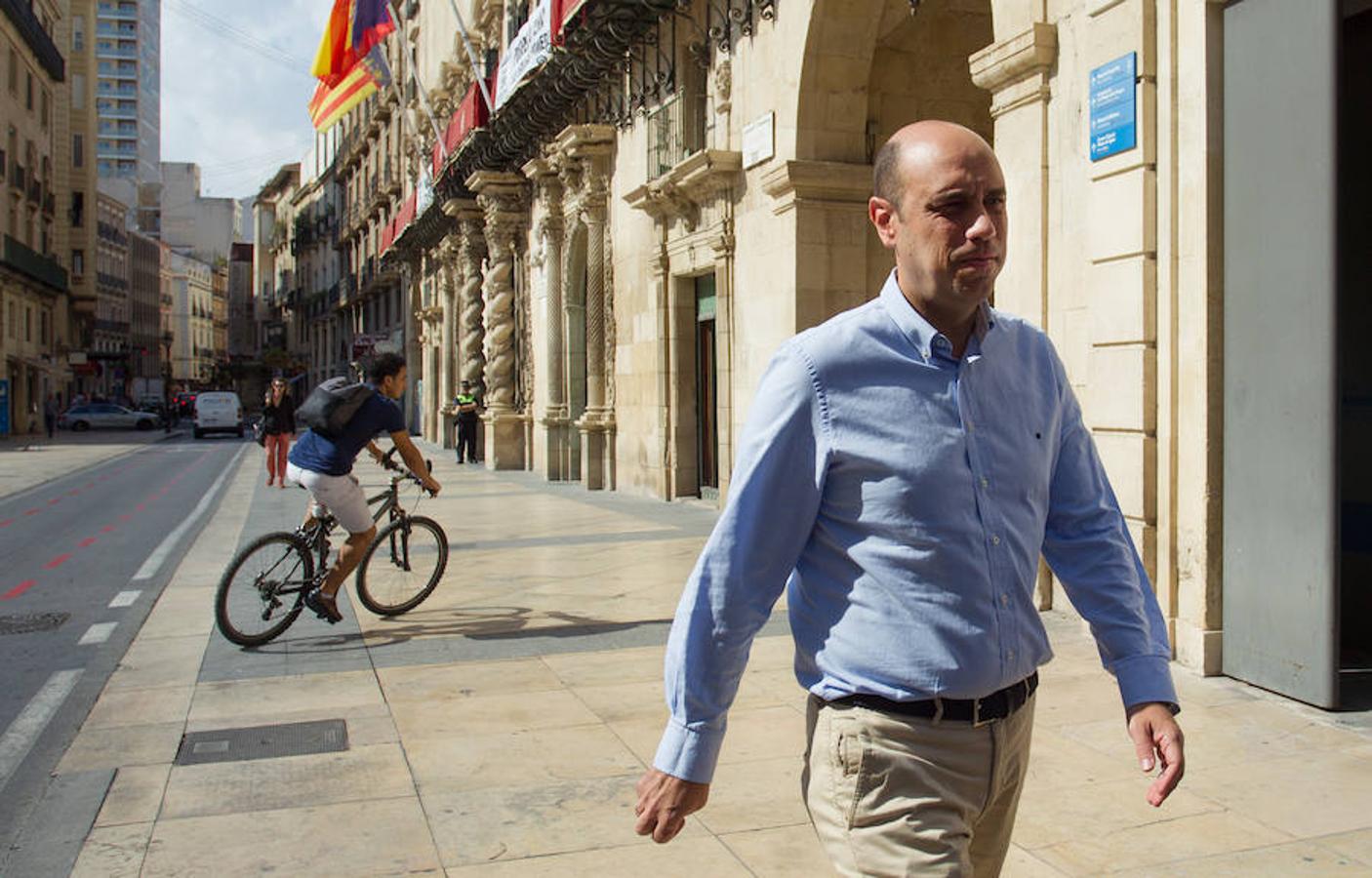 Echávarri atiende a los medios a las puertas de la Casa Consistorial