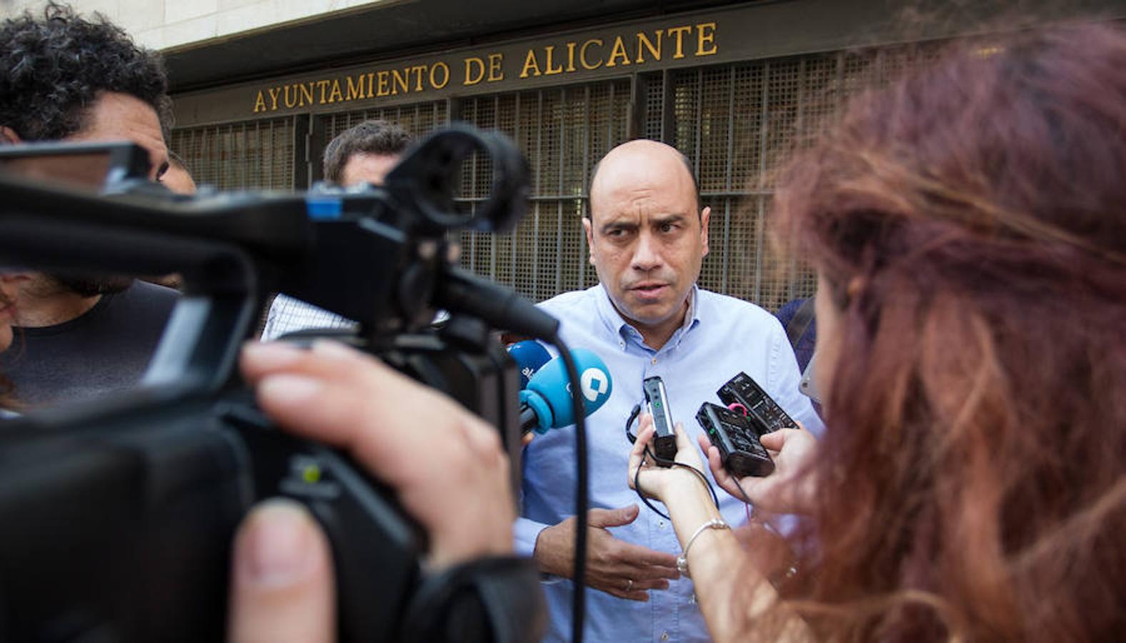 Echávarri atiende a los medios a las puertas de la Casa Consistorial