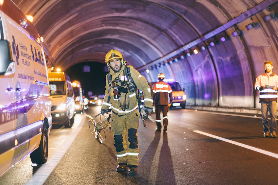 Simulacro de accidente entre un turismo y una furgoneta en el túnel de Mascarat en la AP-7