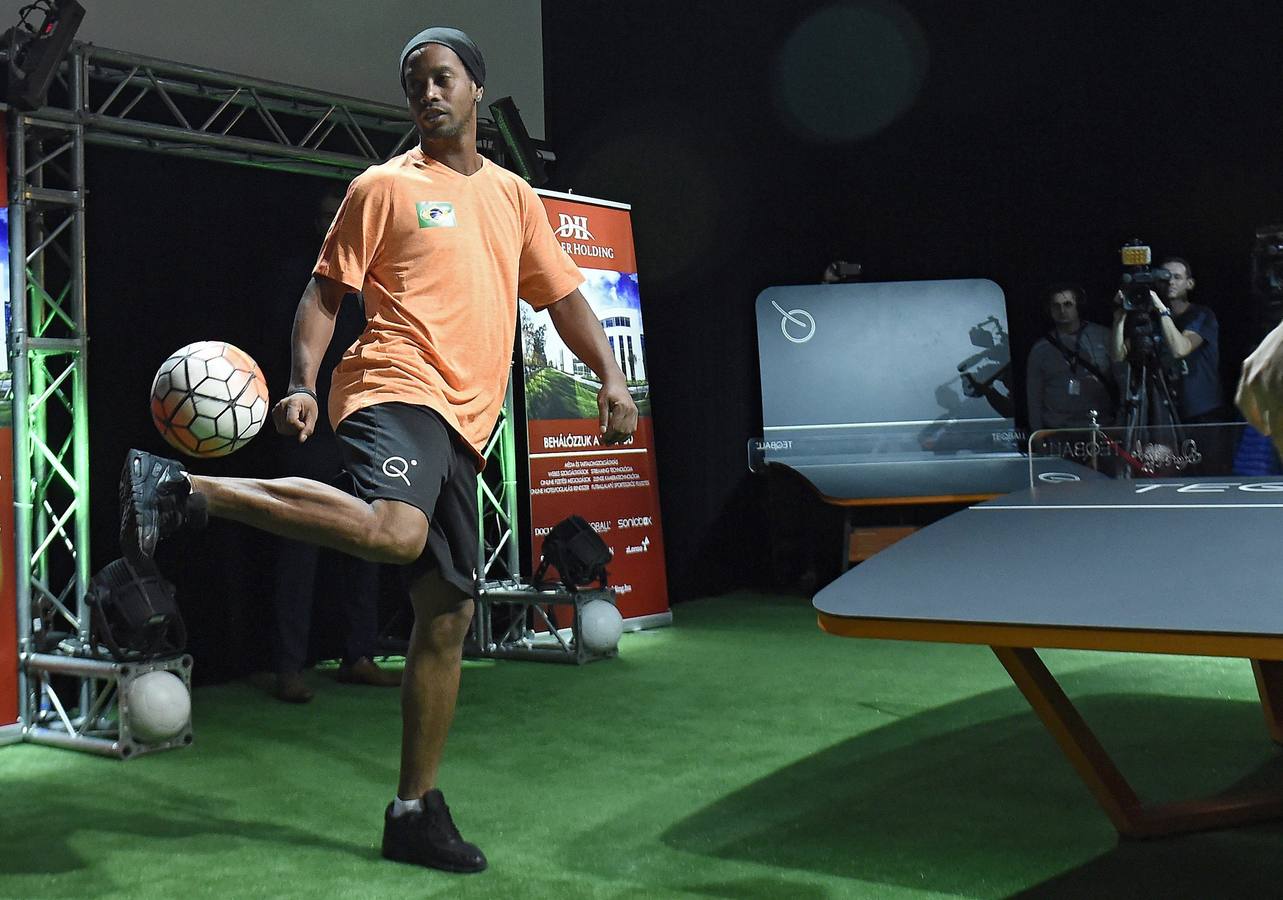 Ronaldinho juega al teqball