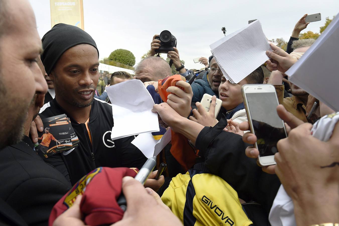 Ronaldinho juega al teqball