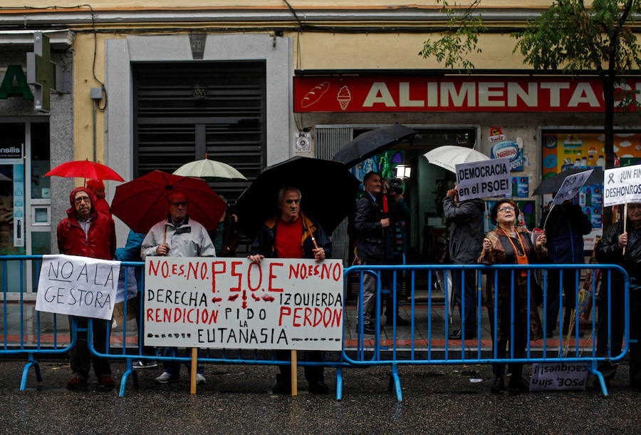 Manifestantes partidarios del 'no' a Rajoy en la calle Ferraz.