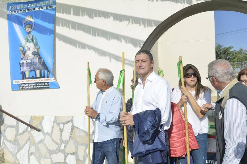 La romería de San Crispín emociona a los ilicitanos