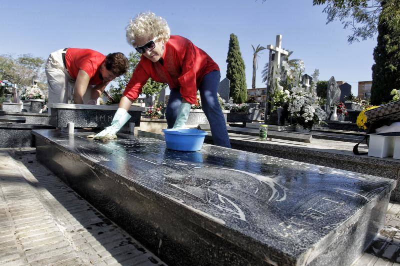Preparativos previos al día de Todos los Santos