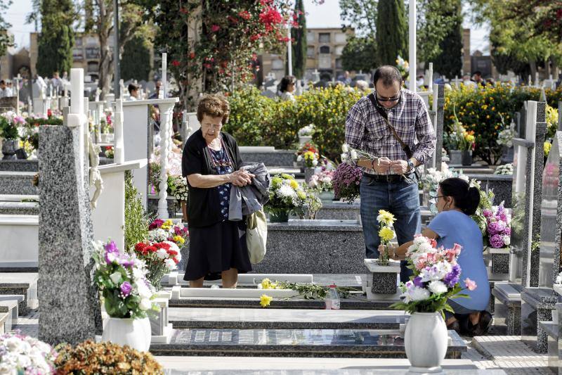 Afluencia masiva y normalidad en el cementerio de Alicante