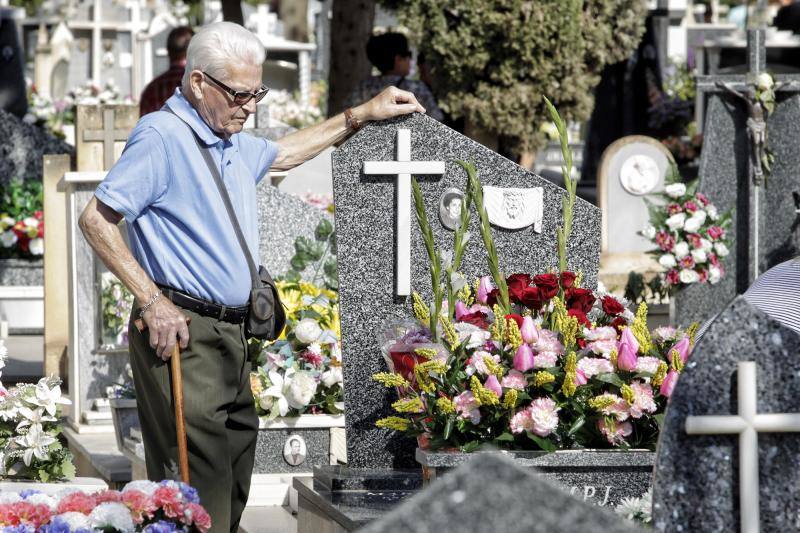 Afluencia masiva y normalidad en el cementerio de Alicante