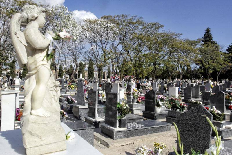 Afluencia masiva y normalidad en el cementerio de Alicante