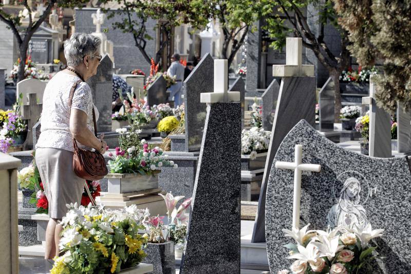 Afluencia masiva y normalidad en el cementerio de Alicante