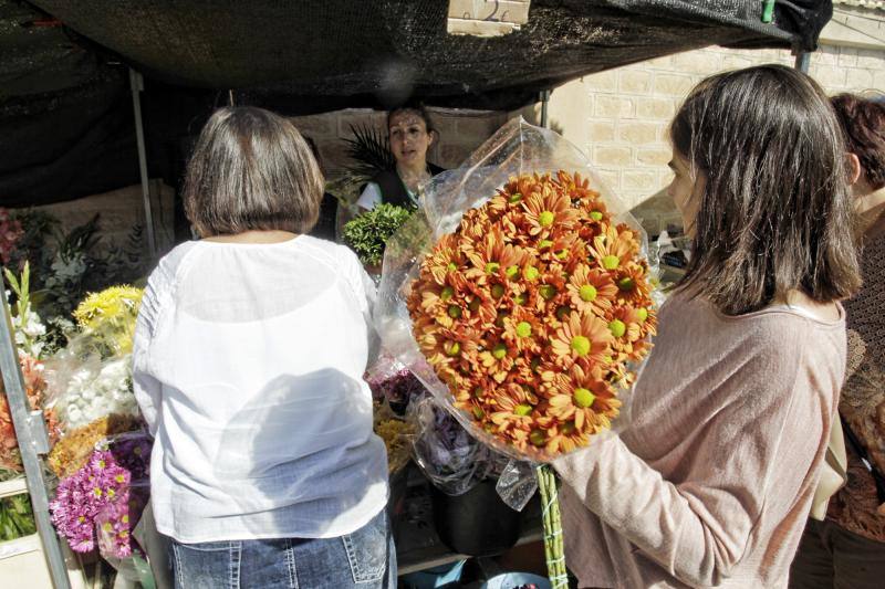Afluencia masiva y normalidad en el cementerio de Alicante
