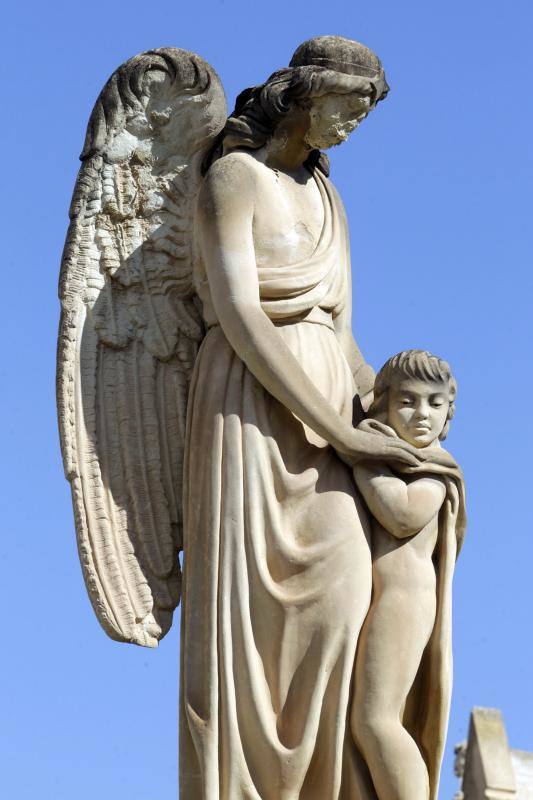 Afluencia masiva y normalidad en el cementerio de Alicante