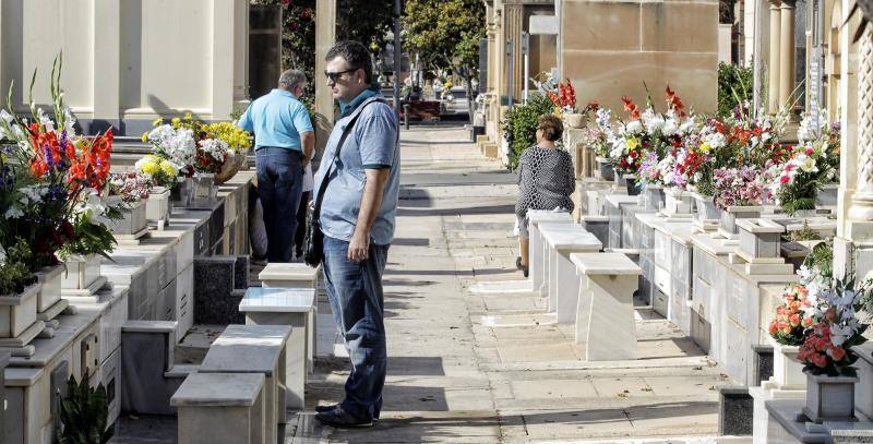 Afluencia masiva y normalidad en el cementerio de Alicante