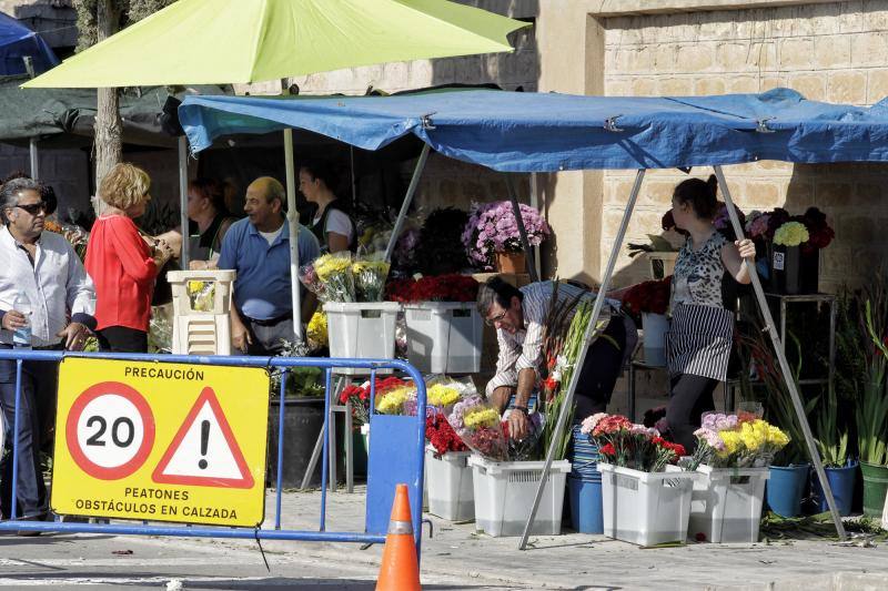 Afluencia masiva y normalidad en el cementerio de Alicante