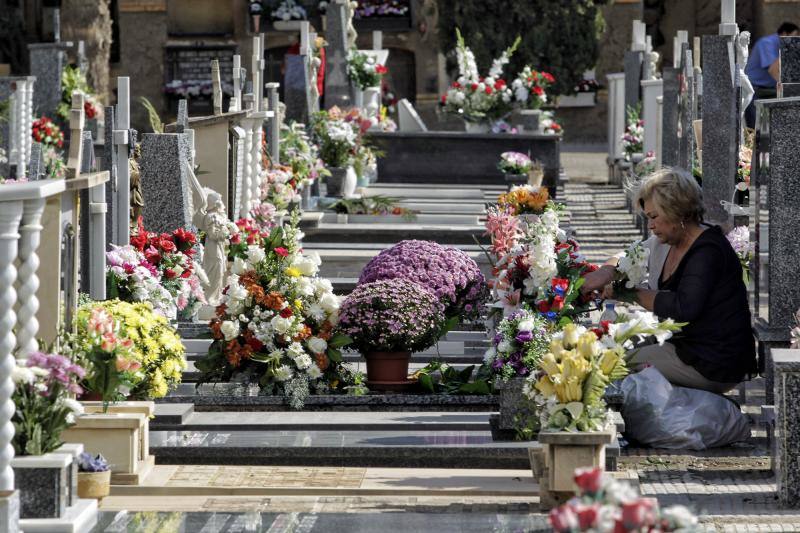 Afluencia masiva y normalidad en el cementerio de Alicante