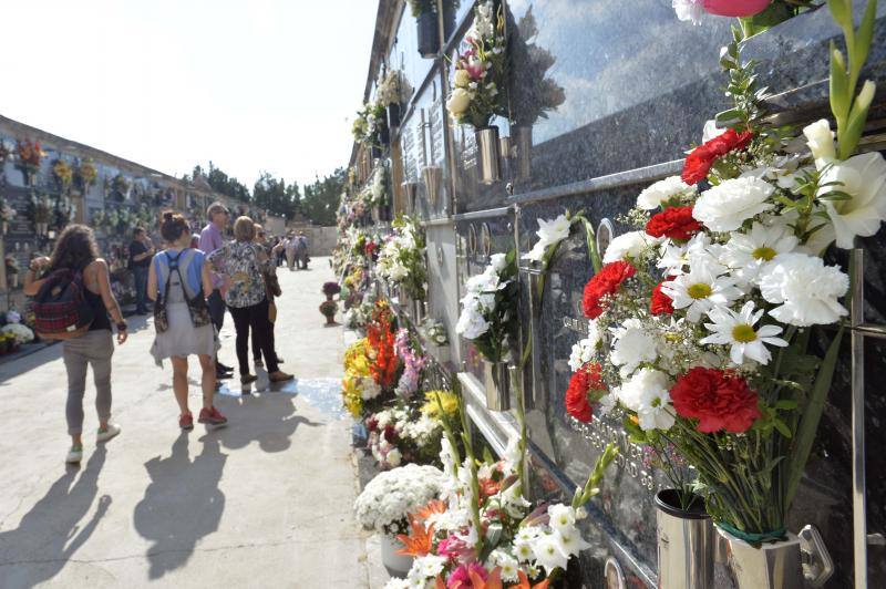 El cementerio de Elche se cubre de flores