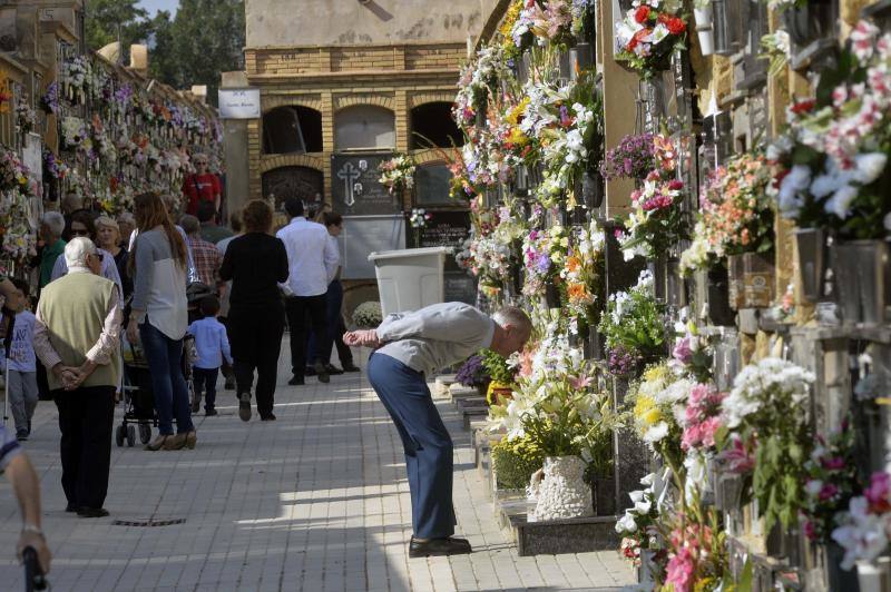 El cementerio de Elche se cubre de flores