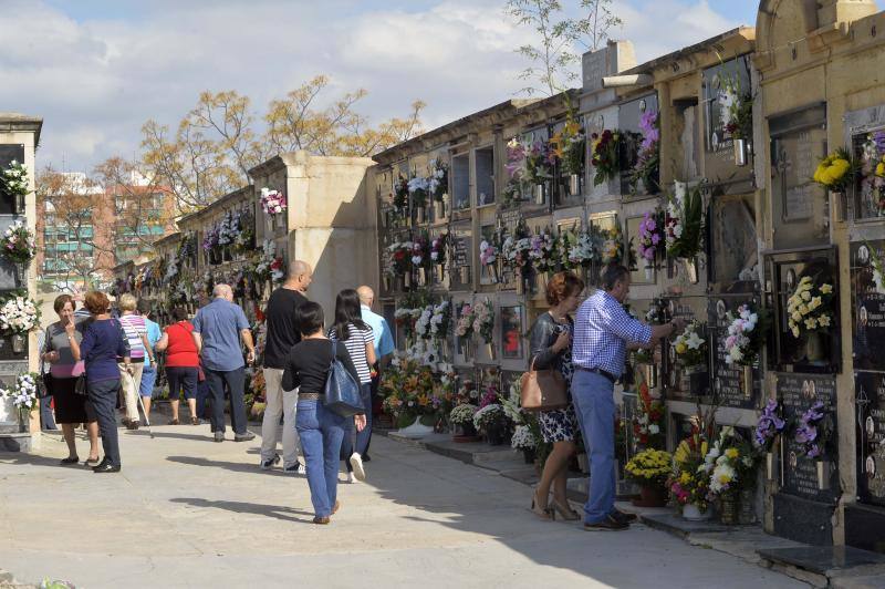 El cementerio de Elche se cubre de flores