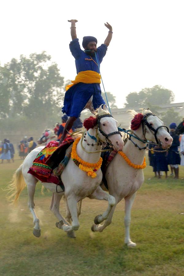 Con turbantes y a caballo