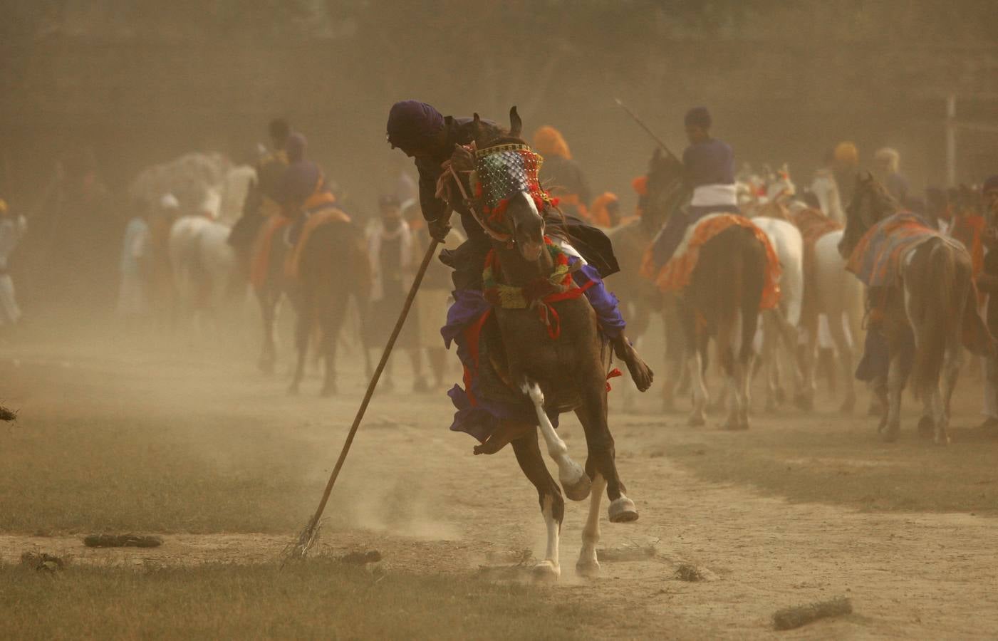 Con turbantes y a caballo