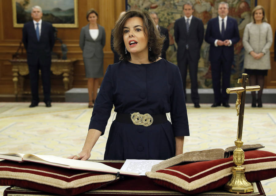 La vicepresidenta del Gobierno y ministra de la Presidencia y para las Administraciones Territoriales, Soraya Sáenz de Santamaría, promete su cargo ante el Rey.