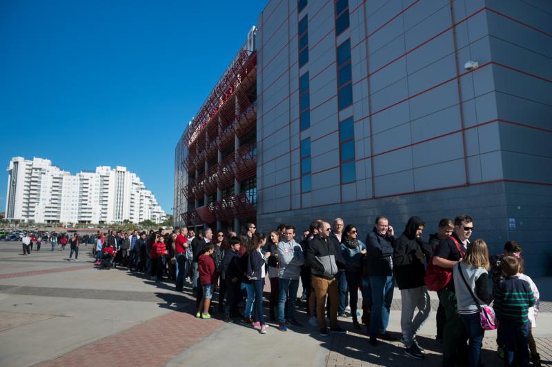 Fiesta en la grada por el derbi de Shanghái