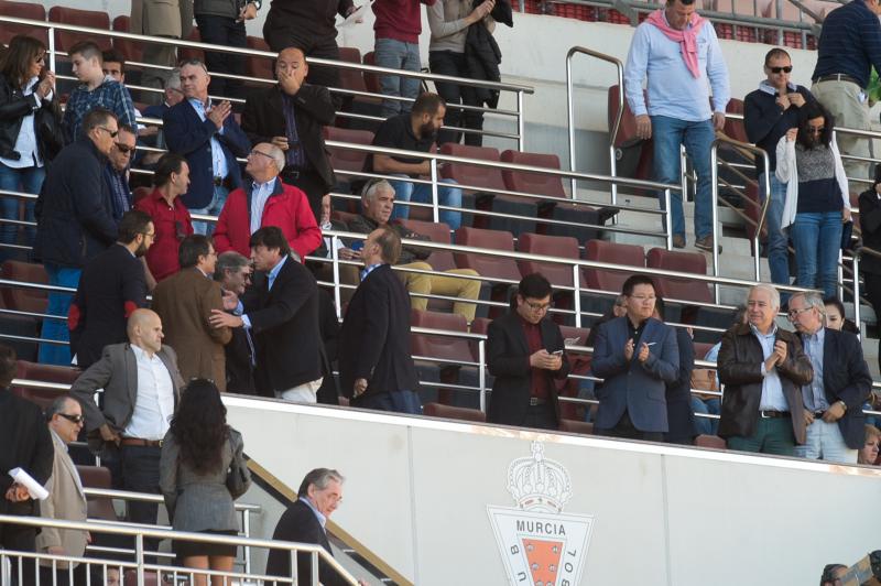 Fiesta en la grada por el derbi de Shanghái