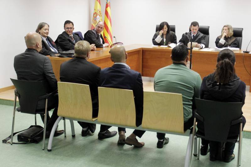 Juzgan a varios acusados de rajar el cuello de un hombre con una botella de cristal