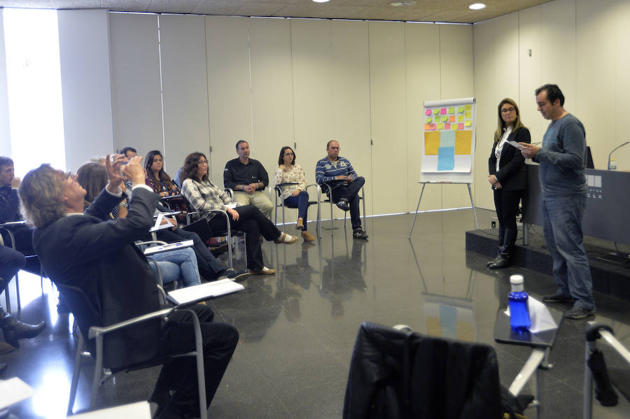 Talleres para taxistas y policías locales en Elche