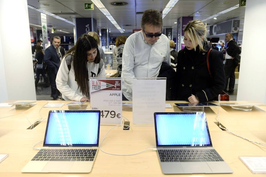 El &#039;Black Friday&#039; trae la alegría a los comercios en Murcia