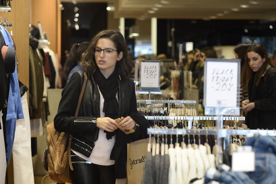 El &#039;Black Friday&#039; trae la alegría a los comercios en Murcia
