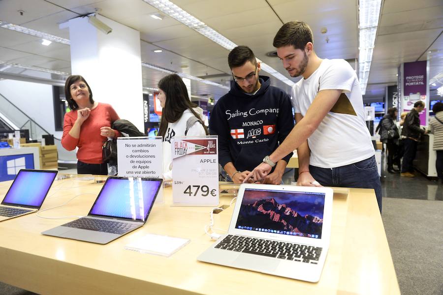 El &#039;Black Friday&#039; trae la alegría a los comercios en Murcia