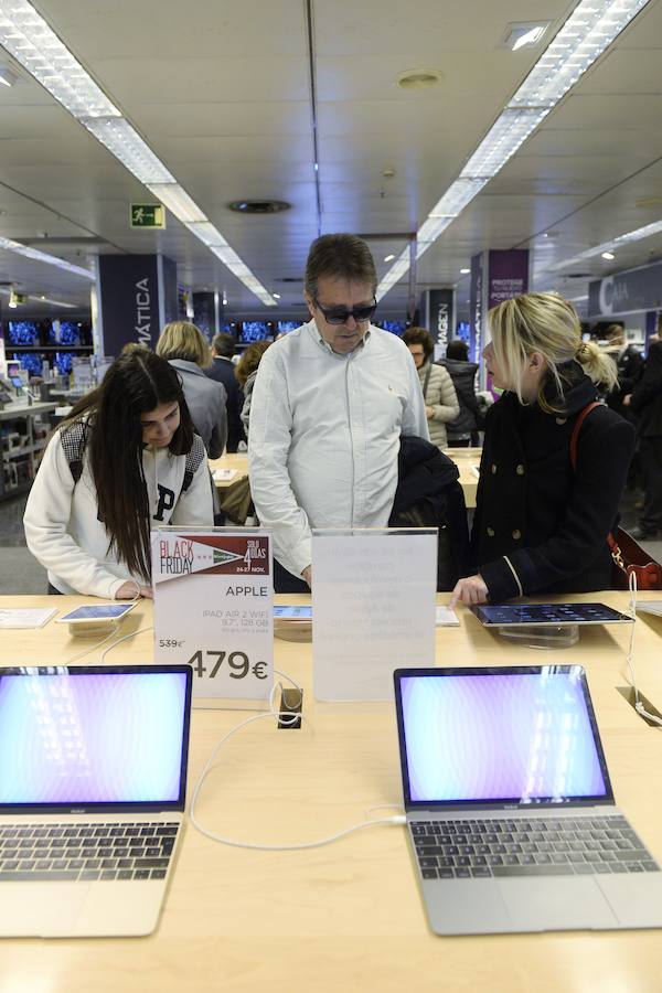 El &#039;Black Friday&#039; trae la alegría a los comercios en Murcia