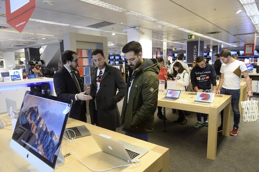 El &#039;Black Friday&#039; trae la alegría a los comercios en Murcia