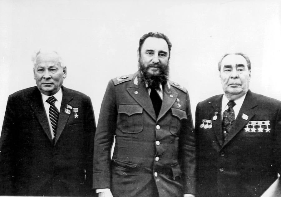 Leonid Breznev, presidente del soviet supremo de la URSS; Fidel Castro y Constantin Chernenko, secretario del Partido Comunista de la URSS en Moscú.