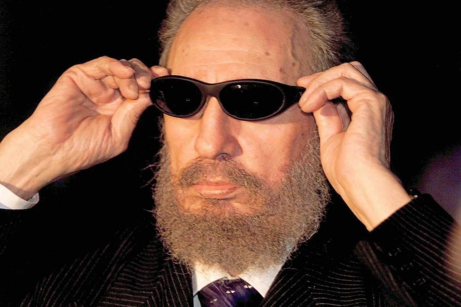 El presidente cubano, Fidel Castro, se coloca unas gafas negras que le ofrecieron los componentes del programa de TV 'Caiga Quien Caiga'.