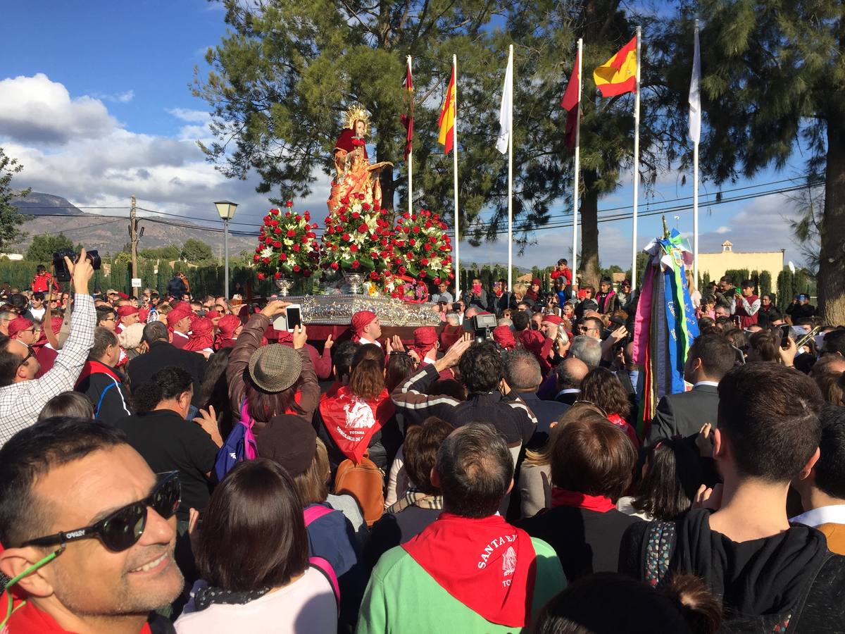 Miles de fieles acompañan a La Santa hasta Totana